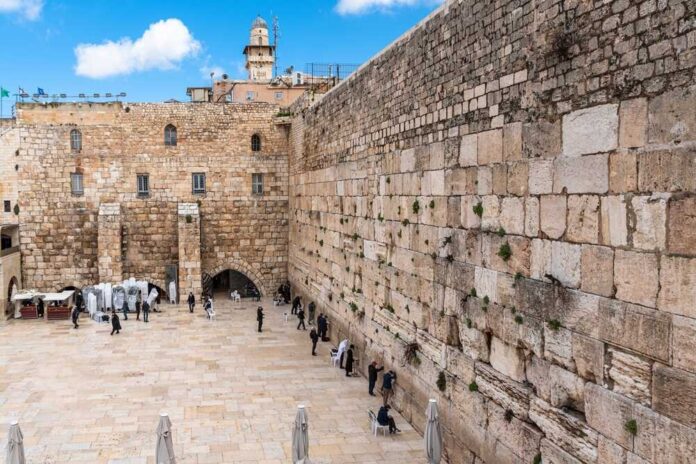 shutterstock_2116367489.jpg View of the Western Wall in Jerusalem with visitors