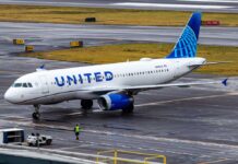 UNITED FLIGHT CHAOS — Cockpit Rush Triggers Level 4 Panic United Airlines Airbus A319 taxiing on a wet airport tarmac