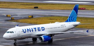 United Airlines Airbus A319 taxiing on a wet airport tarmac