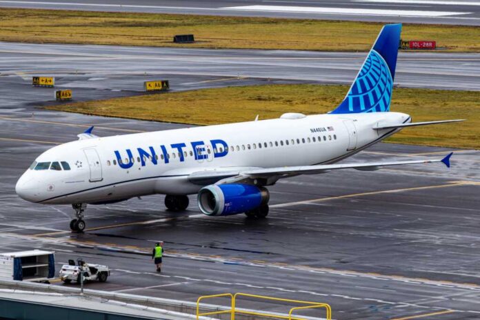 Portland,,Or,-,January,28,,2024:,Photo,Of,A,United United Airlines Airbus A319 taxiing on a wet airport tarmac
